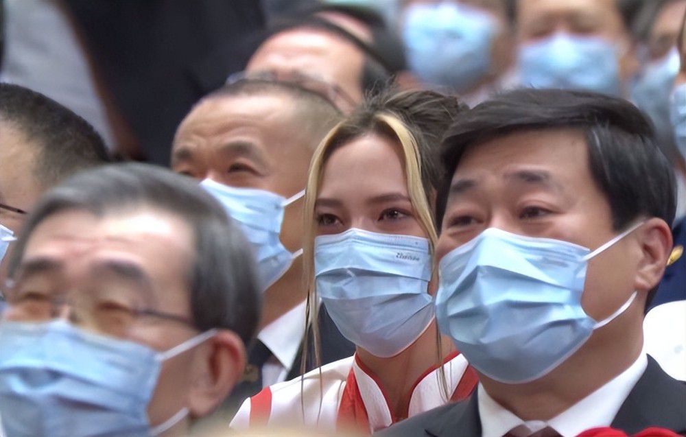 林家栋黑色套装和白衬衫，儒雅帅气